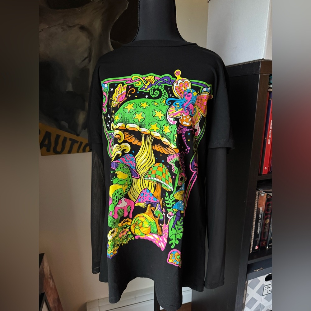 NWT Current Mood Trippy Graphic Shirt